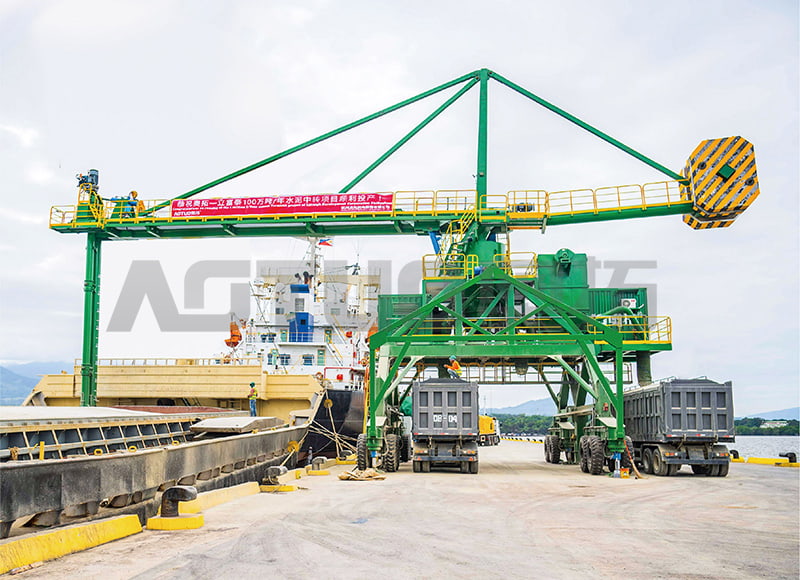 1000-70000 DWT 200-1500t / h أداة تفريغ السفن اللولبية المتنقلة للإطارات